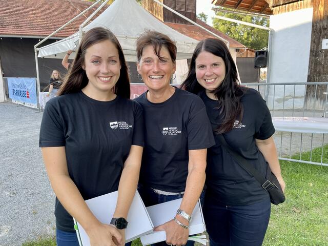 Claudia Weiland und ihre Musikerkolleginnen Carina Walitsch und Carina Zettl (re) kontrollierten strengstes die Ausweise der jungen Gäste. | Foto: B. Gady