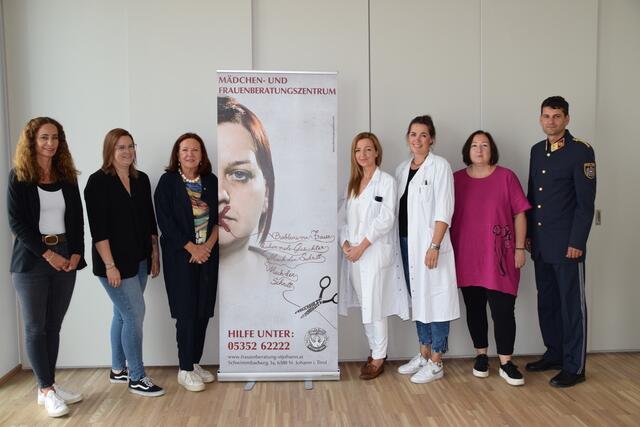 Eva Pawlata (Geschäftsführerin Gewaltschutzzentrum Tirol), Beraterin Melanie Pumberger, Obfrau Renate Magerle (Mädchen- und Frauenberatungszentrum Bezirk Kitzbühel), Denitsa Vusheva, Verena Elvira Hauser (beide Opferschutzgruppe BKH St. Johann), Marianne Hörl (Kinder- und Jugendhilfe BH Kitzbühel) sowie Bezirkspolizeikommandant Martin Reisenzein (v. li.). | Foto: Monitzer