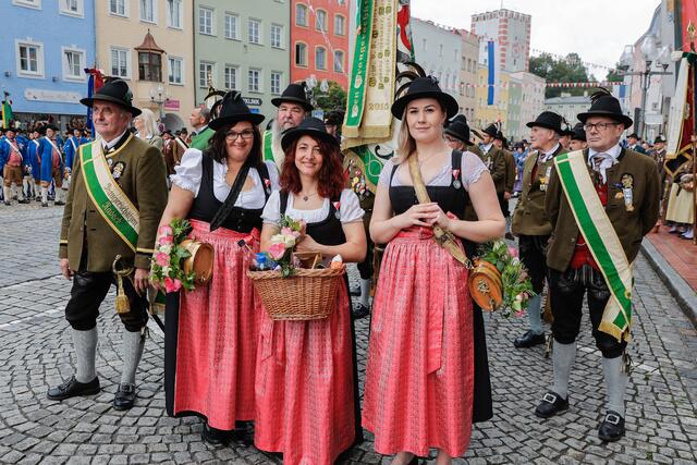 Die Prangerschützen Radeck aus Bergheim waren auch beim Festakt in Bayern dabei. | Foto: Land Salzburg/Neumayr