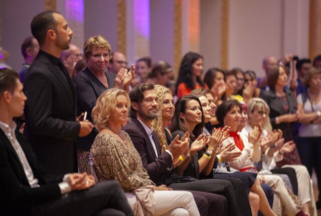 Eingebettet in das 90-Jahres-Jubiläum des TSK Schwarz-Weiss Wien, fand in den Sophiensälen die Wiener Landesmeisterschaft der Lateintänze statt. Als Gäste wurden unter anderem die Promi-Damen aus dem ORF-Format Dancing Stars begrüßt. Mit Eser Akbaba.