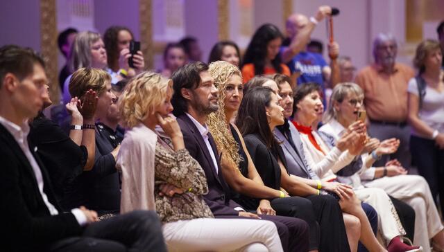 Eingebettet in das 90-Jahres-Jubiläum des TSK Schwarz-Weiss Wien, fand in den Sophiensälen die Wiener Landesmeisterschaft der Lateintänze statt. Als Gäste wurden unter anderem die Promi-Damen aus dem ORF-Format Dancing Stars begrüßt. Mit Eser Akbaba.