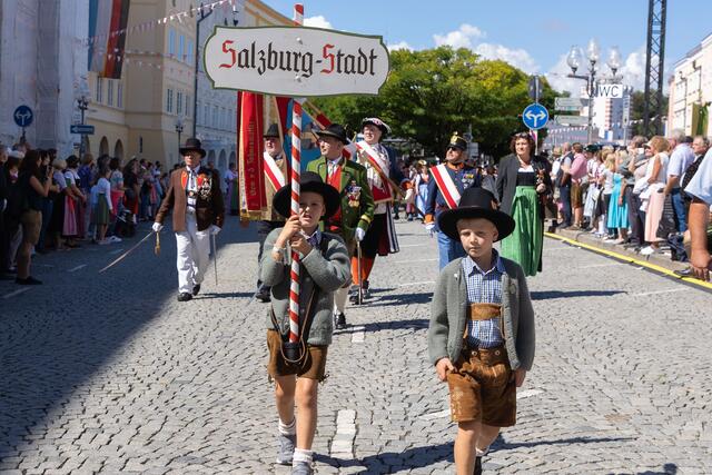 Einmarsch und Aufstellung zum Festakt in Mühldorf. | Foto: Land Salzburg/Neumayr