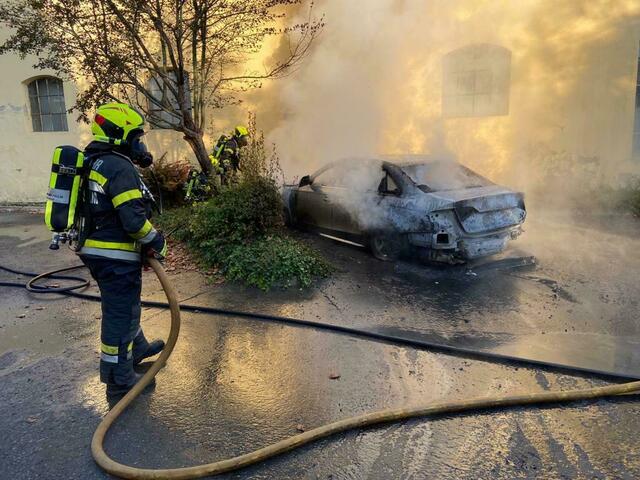 Die Freiwillige Feuerwehr Kaindorf an der Sulm wurde am Morgen des 4. Septembers zu einem Fahrzeugbrand in die Frauengasse alarmiert. Ein auf einem Parkplatz abgestelltes Fahrzeug stand in Vollbrand. | Foto: FF Kaindorf