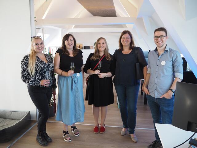 Das Team von Studio Ideenladen feierte den 10., 11. und 12. Geburtstag, das neue Büro und das frisch gegründete Unternehmen „Ticketladen“. 
Agnes Winkler, Sophie Müller, Roman Gebath, Denise Fink, Daniela Gruber, Eva Kaufmann (Geschäftsführung), Andreas Ziegelwanger, Sebastian Streibel (Geschäftsführung) und Philipp Hager. 
 | Foto: Ideenladen
