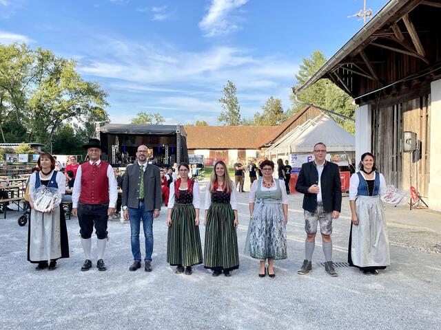 Flankiert von den Marketenderinnen begrüßten Bezirksobmann Herbert Ploder, Bürgermeister Michael Schumacher, Obfrau Katrin Sabathi, Kapellmeisterin Nadja Sabathi, Landtagsabgeordnete Bernadette Kerschler und Vizebürgermeister Berndt Hamböck die Gastkapellen. (v.links) | Foto: B. Gady