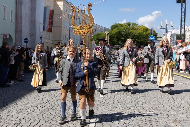 Einmarsch und Aufstellung zum Festakt in Mühldorf am Inn. | Foto: Land Salzburg/Neumayr