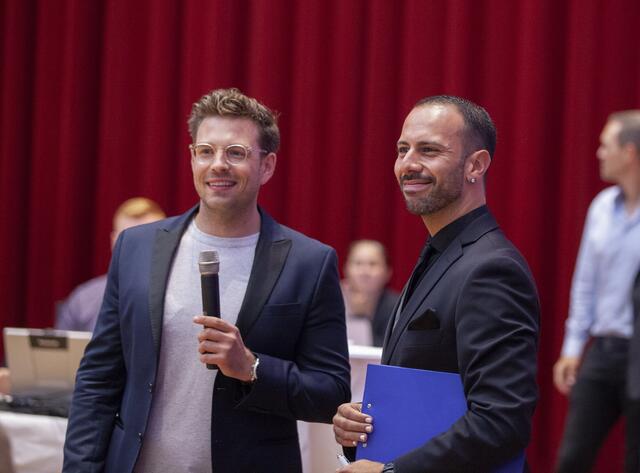 
Eingebettet in das 90-Jahre-Jubiläum des TSK Schwarz-Weiss Wien, fand in den Sophiensälen die Wiener Landesmeisterschaft der Lateintänze statt. Als Gäste wurden unter anderem die Promidamen aus dem ORF-Format Dancing Stars begrüßt.
Mit Moderator Jakob Glanzner und Danilo Campisi.