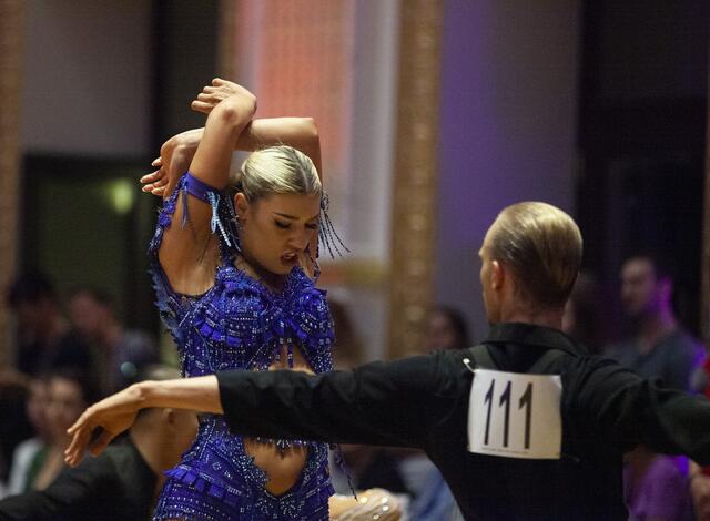 
Eingebettet in das 90-Jahre-Jubiläum des TSK Schwarz-Weiss Wien, fand in den Sophiensälen die Wiener Landesmeisterschaft der Lateintänze statt. Als Gäste wurden unter anderem die Promidamen aus dem ORF-Format Dancing Stars begrüßt.
Mit Janine Lackner und Felix Brand.