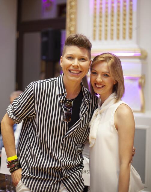 Eingebettet in das 90-Jahre-Jubiläum des TSK Schwarz-Weiss Wien, fand in den Sophiensälen die Wiener Landesmeisterschaft der Lateintänze statt. Als Gäste wurden unter anderem die Promidamen aus dem ORF-Format Dancing Stars begrüßt.
Mit Virginia Ernst und Julia Burghardt.