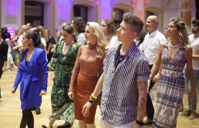 Auch die Sängerin Virginia Ernst (2.v.r.) war mit dabei... | Foto: Courtier