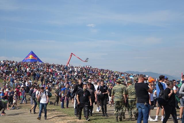 An die 150.000 Besucher ließen sich die Flugshow am Samstag nicht entgehen und wurden mit einem beeindruckendem Programm belohnt. | Foto: Michael Blinzer