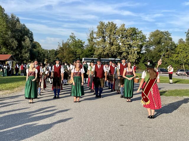 Unter den strengen Blicken der Stabsführerin wurde die Aufstellung der Musikkapelle vorgenommen. | Foto: B. Gady