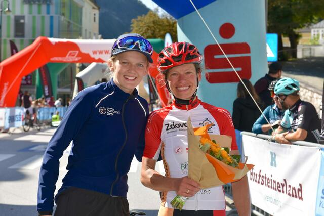 Vorjahresgewinnerin Amalie Cooper gratulierte Monika Fritz zum diesjährigen Sieg. | Foto: ofp kommunikation