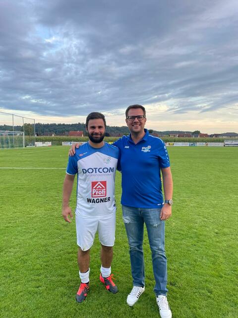 Obmann Andreas Totter freut sich, dass Ex-GAK- und Ried-Kicker Didi Elsneg mit all seiner Erfahrung dem SV Hausmannstätten aushilft. | Foto: zVg