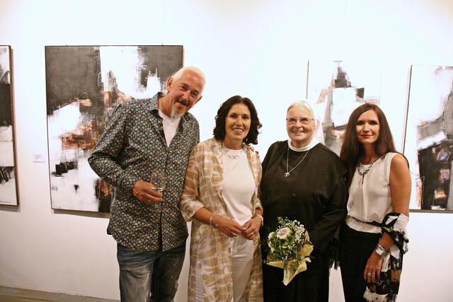 Ausstellungseröffnung: Bernhard Witsch, Irene Guggi Wallnöfer, Generaloberin Sr. Maria Gerlinde und Alexandra Rangger (v.l.). | Foto: Alexandra Rangger
