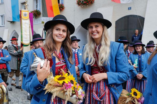 Fein herausgeputzt zeigten sich auch diese zwei Marketenderinnen.  | Foto: Land Salzburg/Neumayr