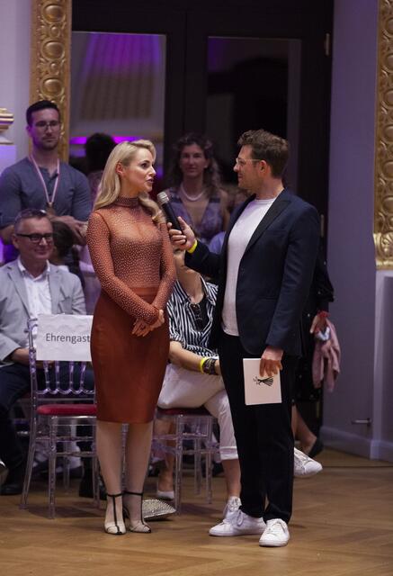 Eingebettet in das 90-Jahres-Jubiläum des TSK Schwarz-Weiss Wien, fand in den Sophiensälen die Wiener Landesmeisterschaft der Lateintänze statt. Als Gäste wurden unter anderem die Promi-Damen aus dem ORF-Format Dancing Stars begrüßt. Mit Silvia Schneider.