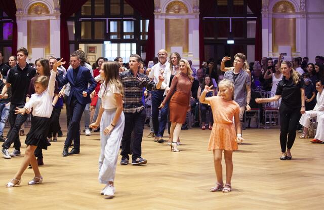 Eingebettet in das 90-Jahres-Jubiläums des TSK Schwarz-Weiss Wien, fand in den Sophiensälen die Wiener Landesmeisterschaft der Lateintänze statt. Als Gäste wurden unter anderem die Promi-Damen aus dem ORF-Format Dancing Stars begrüßt.