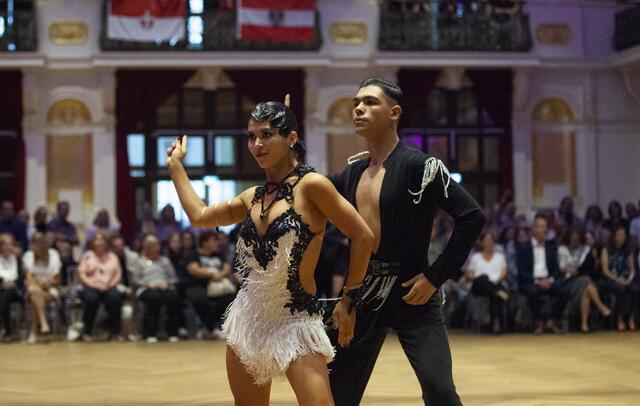 Eingebettet in das 90-Jahre-Jubiläums des TSK Schwarz-Weiss Wien, fand in den Sophiensälen die Wiener Landesmeisterschaft der Lateintänze statt. Als Gäste wurden unter anderem die Promidamen aus dem ORF-Format Dancing Stars begrüßt. Mit Julia Beissl &amp; Roul Toparcean