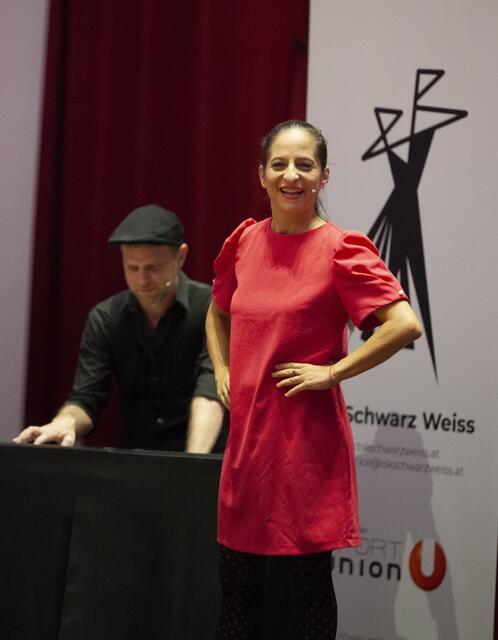 Eingebettet in das 90-Jahre-Jubiläum des TSK Schwarz-Weiss Wien, fand in den Sophiensälen die Wiener Landesmeisterschaft der Lateintänze statt. Als Gäste wurden unter anderem die Promidamen aus dem ORF-Format Dancing Stars begrüßt.
Mit Kernölamazone Caroline Athanasiadis.
