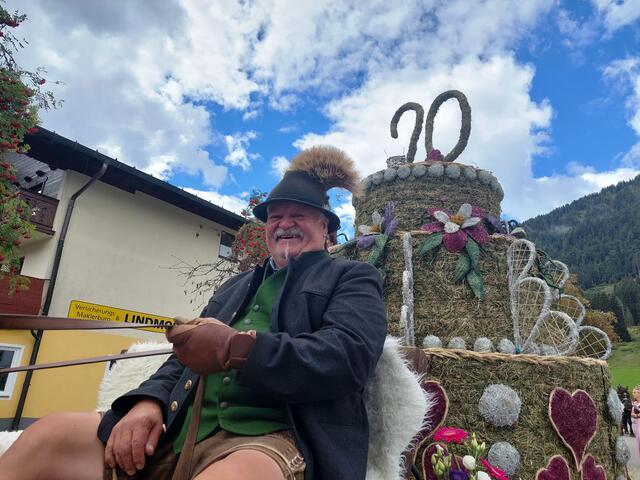 Fuhrmann Werner Lanner mit er Jubiläumstorte.