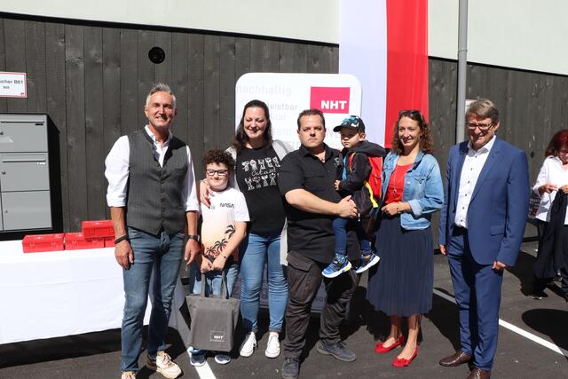 Schlüsselübergabe im Kaunertal mit NHT-GF Hannes Gschwentner (re.), Bgm. Christian Kalsberger (li.), Vizebgm. Sarah Raich (2.v.re.) sowie Maria und Roland Toth mit Tobias und Mautus. | Foto: Othmar Kolp