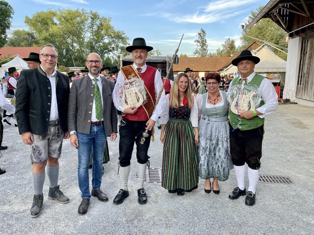 Als Gastgeschenk gab es für jede Kapelle eine Uhr aus Holz gefertigt die an diesen Tag erinnert. | Foto: B. Gady