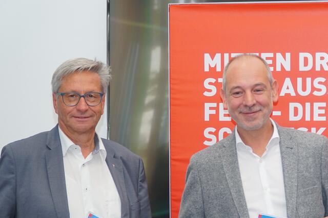 Reinhard Schretter und Christian Strigl (v.l.) glauben an die Außerfernbahn als Verkehrsmittel der Zukunft. | Foto: Reichel