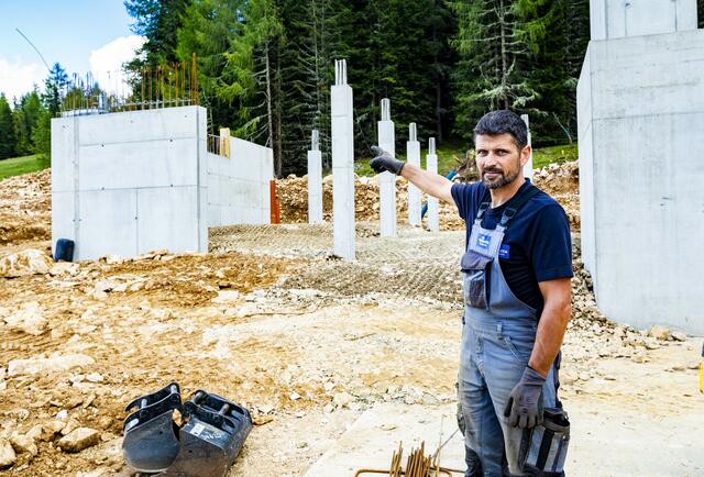 Geschäftsführer Bernhard Plank zeigt, wo sich der Ausstieg an der Bergstation befinden wird. | Foto: Mediadome
