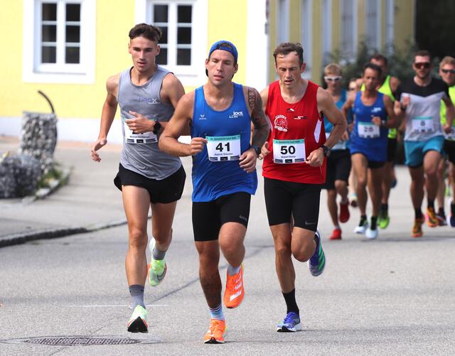 Der Zweitplatzierte des Gamperner Laufs, Patrick Tröscher, flankiert von den beiden Runningtour-Gesamtsiegern Michael Bamberger (l.) und Robert Reiter (r.). | Foto: Alfred Jungwirth