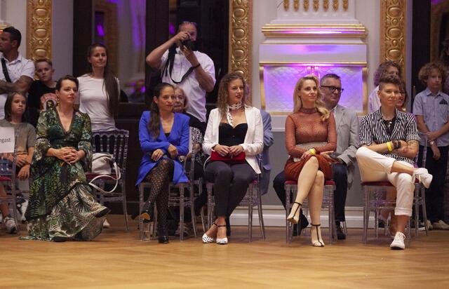 Eingebettet in das 90-Jahres-Jubiläum des TSK Schwarz-Weiss Wien, fand in den Sophiensälen die Wiener Landesmeisterschaft der Lateintänze statt. Als Gäste wurden unter anderem die Promi-Damen aus dem ORF-Format Dancing Stars begrüßt.