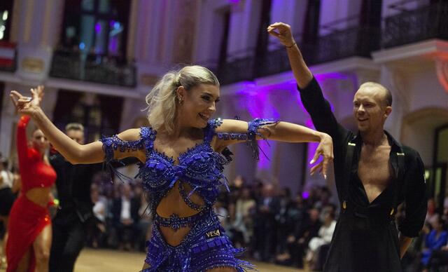 
Eingebettet in das 90-Jahre-Jubiläum des TSK Schwarz-Weiss Wien, fand in den Sophiensälen die Wiener Landesmeisterschaft der Lateintänze statt. Als Gäste wurden unter anderem die Promidamen aus dem ORF-Format Dancing Stars begrüßt.
Mit Janine Lackner und Felix Brand.