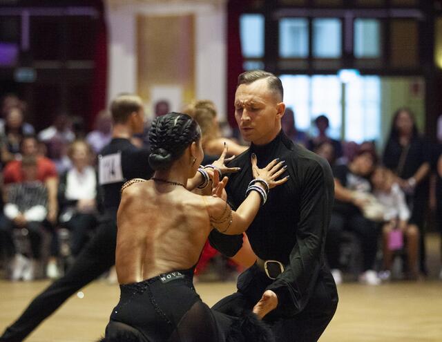 Die Wiener Latein Landesmeister Natalie Cremar &amp; Tim Grabenwöger.
Eingebettet in das 90-Jahre-Jubiläum des TSK Schwarz-Weiss Wien, fand in den Sophiensälen die Wiener Landesmeisterschaft der Lateintänze statt. Als Gäste wurden unter anderem die Promidamen aus dem ORF-Format Dancing Stars begrüßt.

