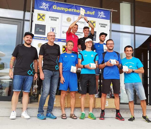 Robert Reiter und Michael Bamberger (hinten v.l.) holten sich ex aequo den Gesamtsieg bei der Sport Streicher Runningtour 2022. | Foto: Dißlbacher