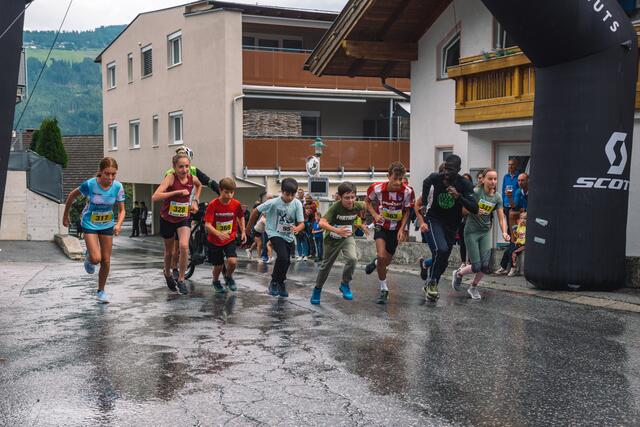 Bei den Kinderläufen unterstützte
Isaac als Motivator und Mitläufer | Foto: Pernsteiner