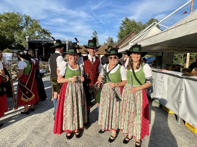 Die Gäste aus dem Bezirk Liezen, Musikkapelle Gaishorn-Treglwand, trugen schöne Dirndl aus dem Auseerland.  | Foto: B. Gady