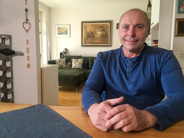 René, der smypathische 62-jährige "Prinz aus Linz" sucht im TV die große Liebe. | Foto: ORF/TALK TV/Sonja Aufderklamm