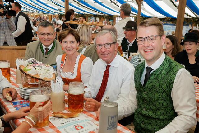 Beim Ausklang im Festzelt: V.l. Staatsminister Florian Herrmann, Landtagspräsidentin Brigitta Pallauf, Landeshauptmann Wilfried Haslauer, Erster Bürgermeister Michael Hetzl | Foto: Land Salzburg/Neumayr