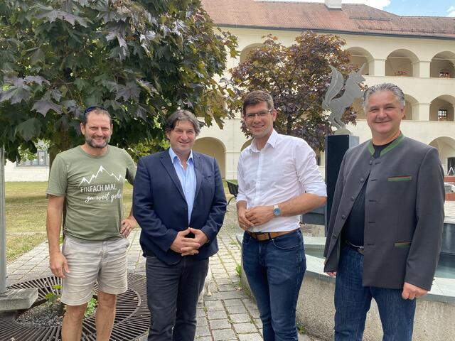 Peter Plaimer (LAG Unterkärnten), Bürgermeister Wolfgang Stefitz, Landesrat Martin Gruber und Gemeindevorstand Andreas Kutej in Eberndorf (von links) | Foto: Büro LR Gruber/Posch