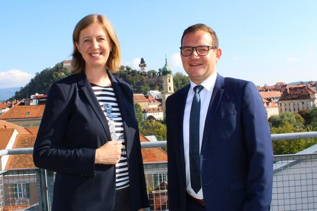 Wirtschaftslandesrätin Barbara Eibinger-Miedl mit dem künftigen Geschäftsführer des ACstyria Thomas Krenn. | Foto: Land Steiermark