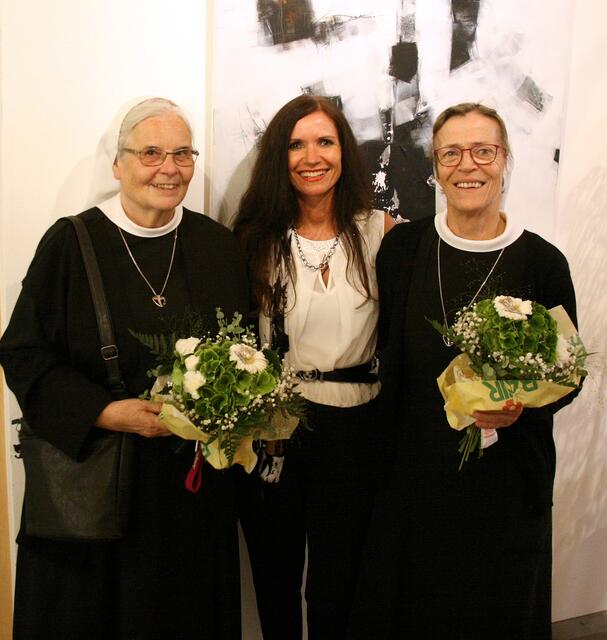 Generaloberin Sr. Maria Gerlinde Kätzler, Alexandra Rangger und Hausoberin der Kronburg Sr. Barbara Weindl (v.l.). | Foto: Alexandra Rangger