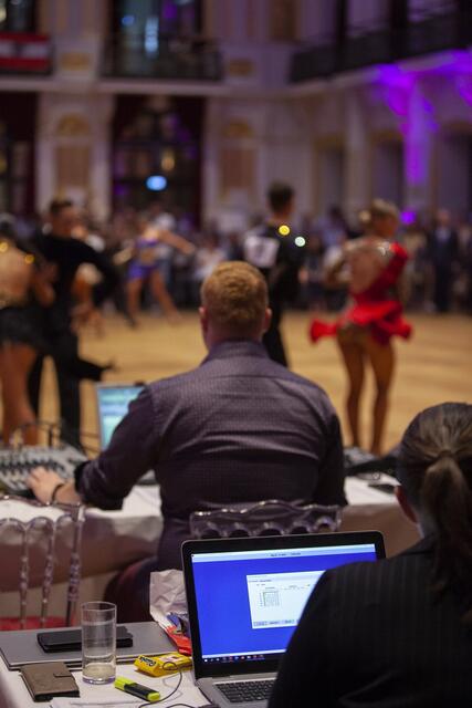 Eingebettet in das 90-Jahres-Jubiläum des TSK Schwarz-Weiss Wien, fand in den Sophiensälen die Wiener Landesmeisterschaft der Lateintänze statt. Als Gäste wurden unter anderem die Promi-Damen aus dem ORF-Format Dancing Stars begrüßt. Rechen - und Musikzentrum des Turnieres.