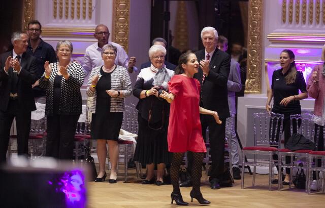 Eingebettet in das 90-Jahre-Jubiläum des TSK Schwarz-Weiss Wien, fand in den Sophiensälen die Wiener Landesmeisterschaft der Lateintänze statt. Als Gäste wurden unter anderem die Promidamen aus dem ORF-Format Dancing Stars begrüßt.
Mit Kernölamazone Caroline Athanasiadis und Gudrun Nikodem-Eichenhardt.