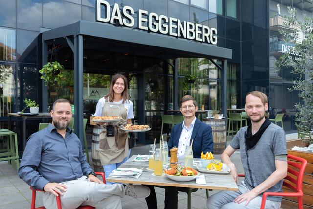 Beim Business-Lunch im "Eggenberg" berichten Thomas Spitzer und Dominik Groß von "Incibit" Redakteur Andreas Strick (v.l.) über ihre Arbeit in der App-Entwicklung.  | Foto: Konstantinov