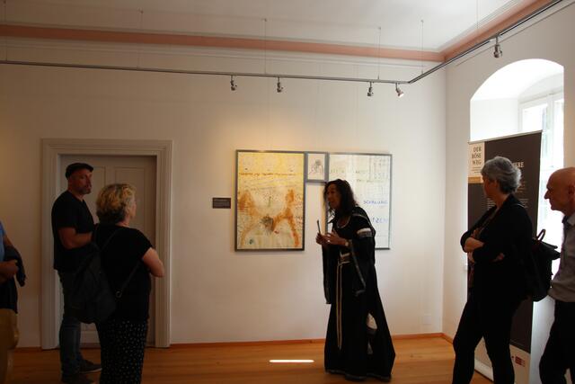 Künstlerin Silvia Bitschnau, Innsbruck; (ganz rechts) Helene Dietl-Laganda, Südtirol; im Hintergrund das dreiteilige Bild „Mit Titel (Der böse Weg“) von Peter Assmann. | Foto: Wolfgang Mader