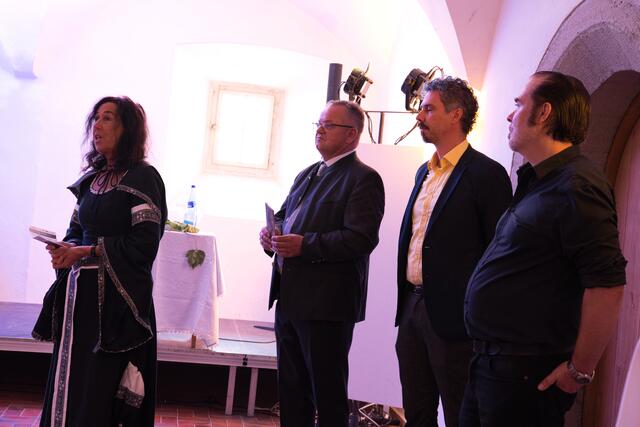 Sylvia Mader: Informationen zur Ausstellung; Alt-Bgm. Elmar Handle: Eröffnungsrede; Sascha Pedrazzoli, Christoph Mathoy. | Foto: Miriam Pedrazzoli