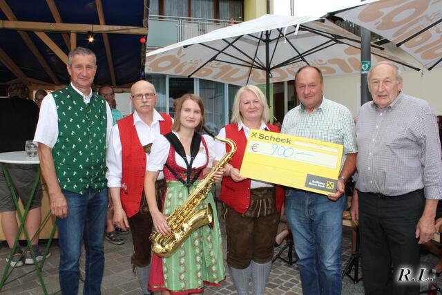 Der ÖKB Kainach mit Emmerich Raudner an der Spitze übergab der Blasmusikkapelle Kainachtal mit Bgm. Viktor Schriebl einen Scheck. | Foto: Lederer