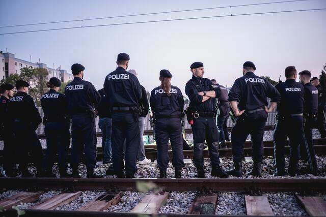  Im Bereich des Bahnhofs Hirschstetten haben sich Aktivistinnen und Aktivisten an die Zuggleise und Gleisanlagen gekettet. | Foto: System Change, not Climate Change