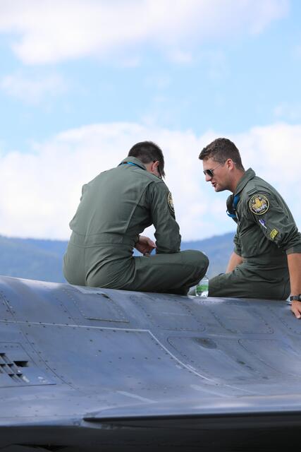 Zwei Piloten in einer kleinen Pause zwischen den spektakulären Flügen.  | Foto: RegionalMedien NÖ