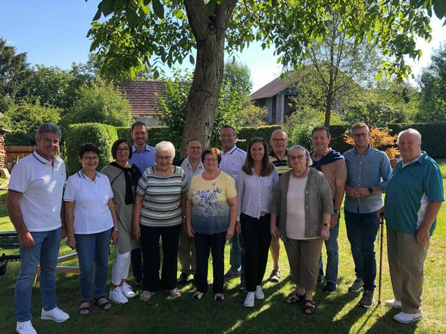 Beliebt bei den Senioren: 60stes Mitglied Karl Bantsich, Maria Winter, Christa Karall, Christian Sagartz, Reli Mileder, Johann Haijszan, Frieda Haijszan, Stefan Nemeth, Angelika Mileder, Anton Winter, Angela Vlasich, Nikolaus Berlakovich, Patrik Fazekas, Jakob Vlasich (v.l.). | Foto: Volkspartei